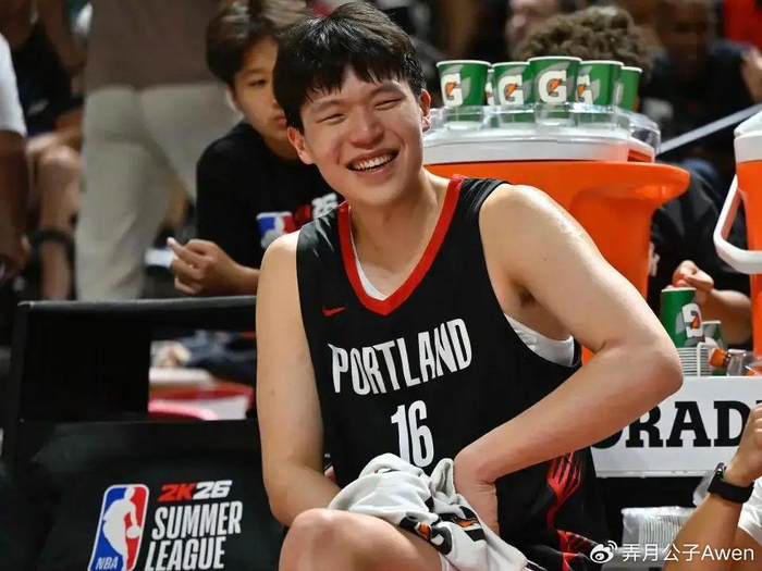 世界杯手机观看app下载-常规赛快结束了，杨瀚森连洛杉矶英文说不出来，球迷：换个翻译吧|开拓者|NBA|波特兰开拓者队|德尼·阿夫迪亚|本-麦克勒莫_新浪体育_新浪新闻