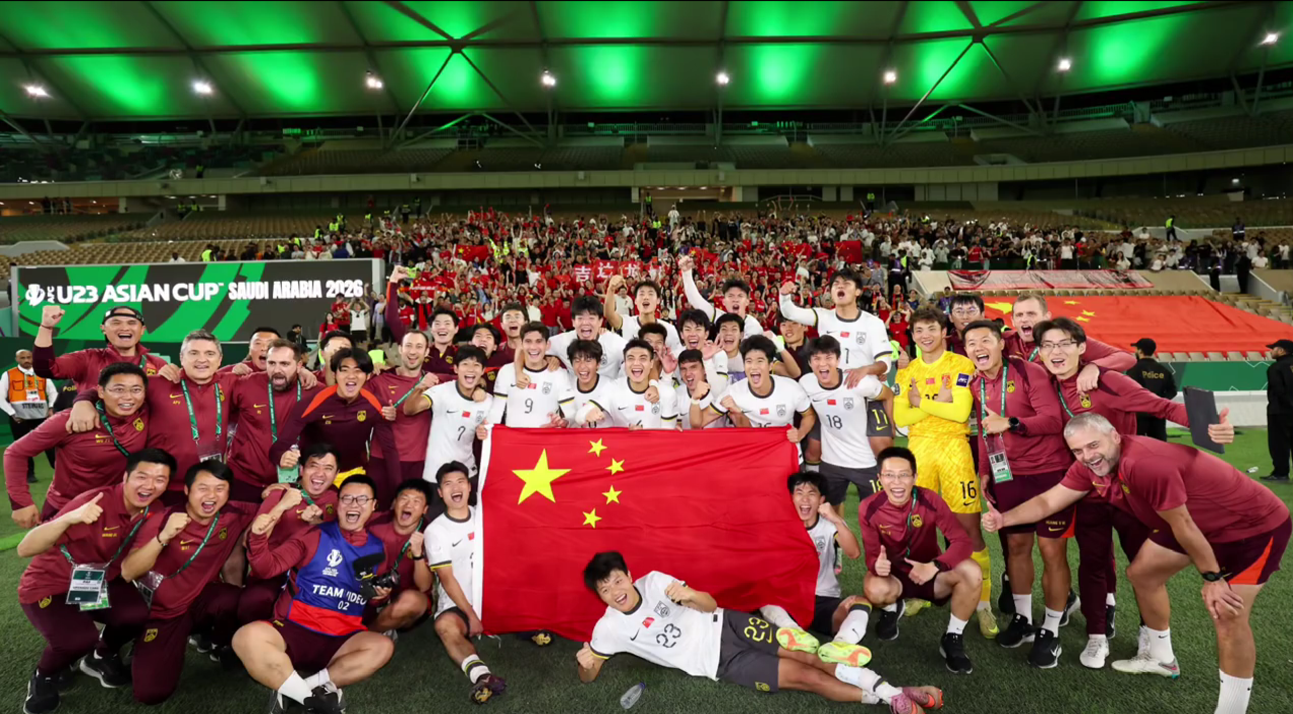 世界杯手机观看app下载-有爱!鲍世蒙爸妈率10位家人为国足加油,安东尼奥吃惊全队哄堂大笑